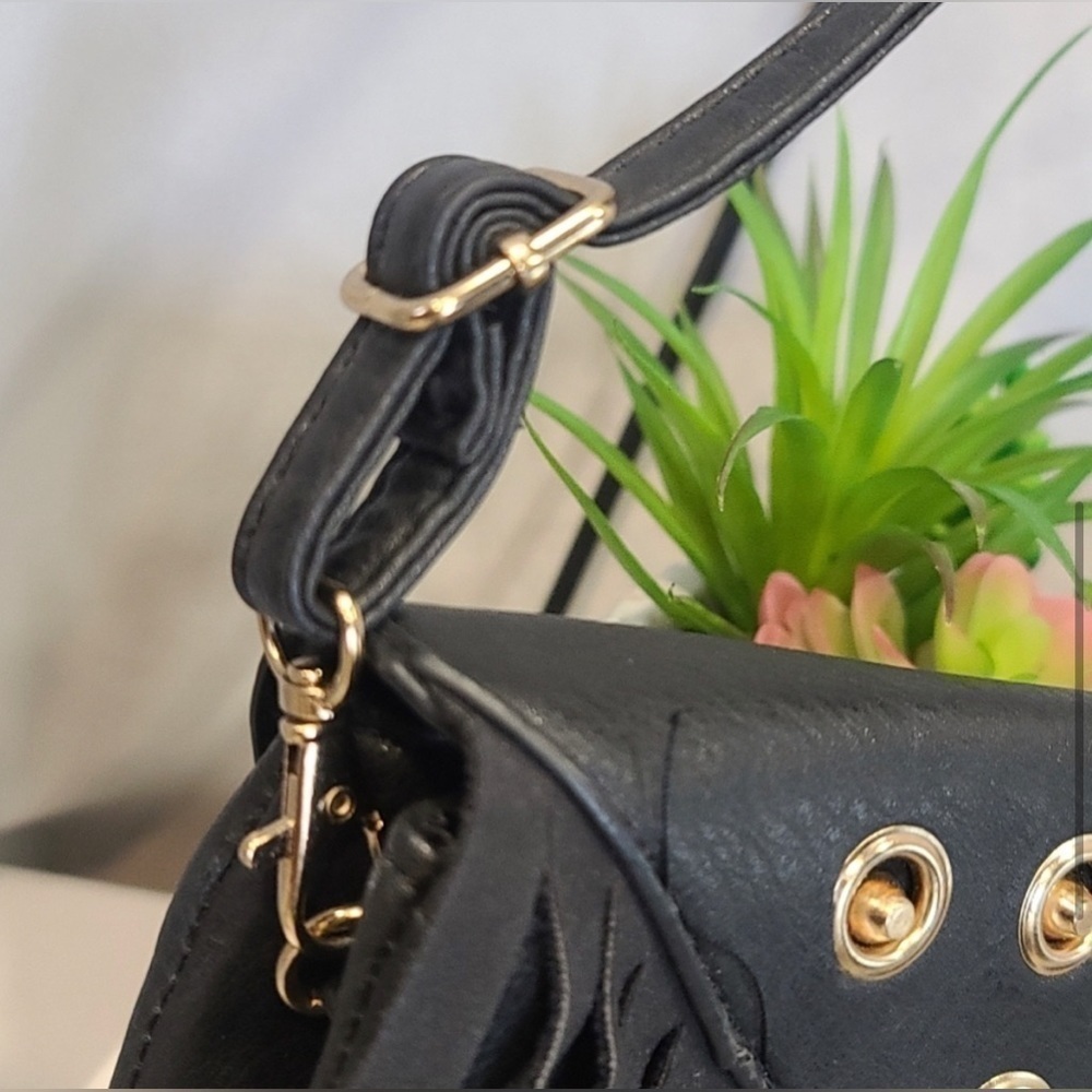 ๐ค STUNNING! leather,black purse w/gold detail,brand new. BONUS! Bag is included - Picture 3 of 8